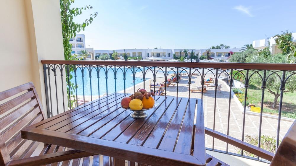 El Mouradi Gammarth Hotel Ngoại thất bức ảnh A balcony